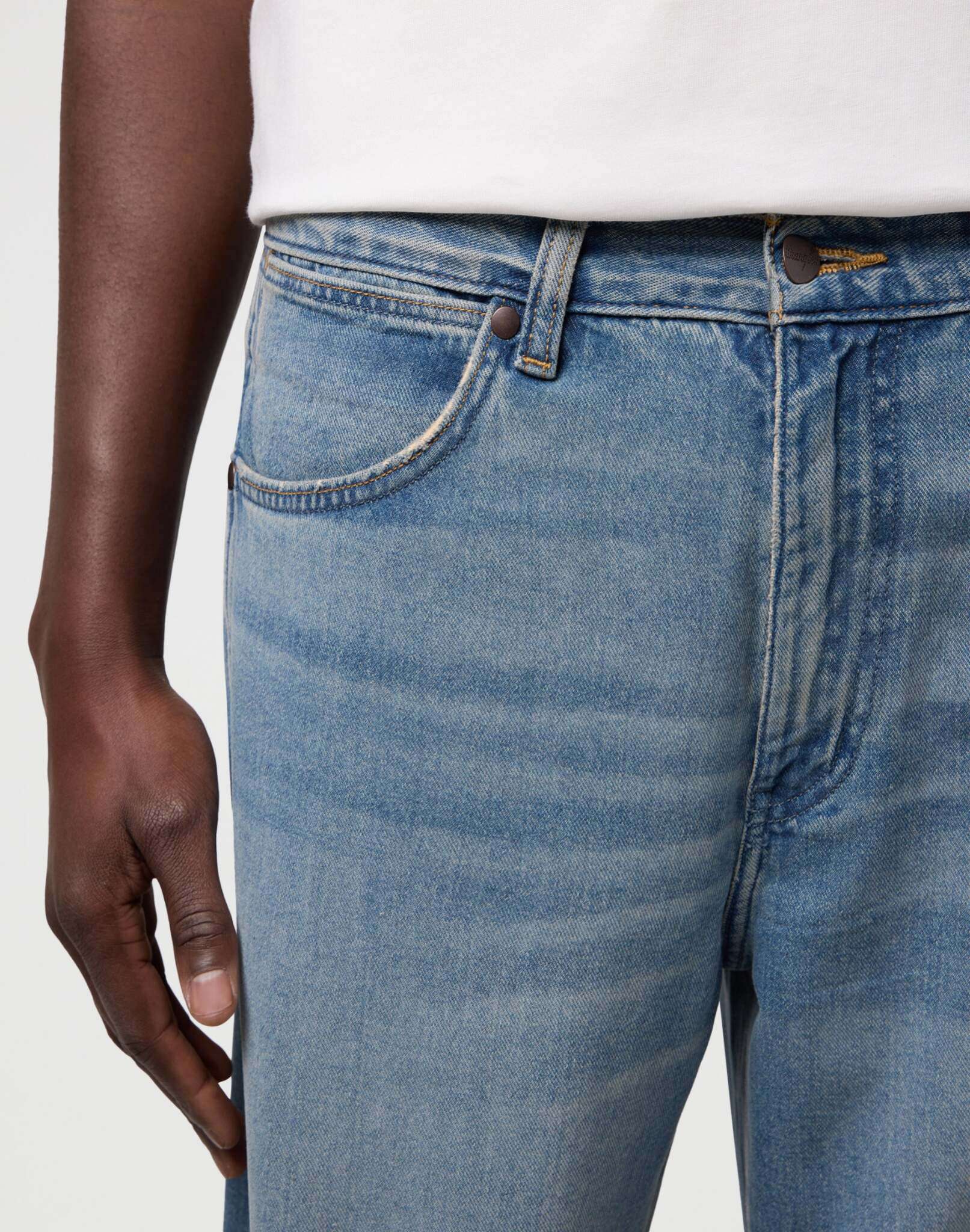 Loose Straight in Authentic Medium Jeans Wrangler