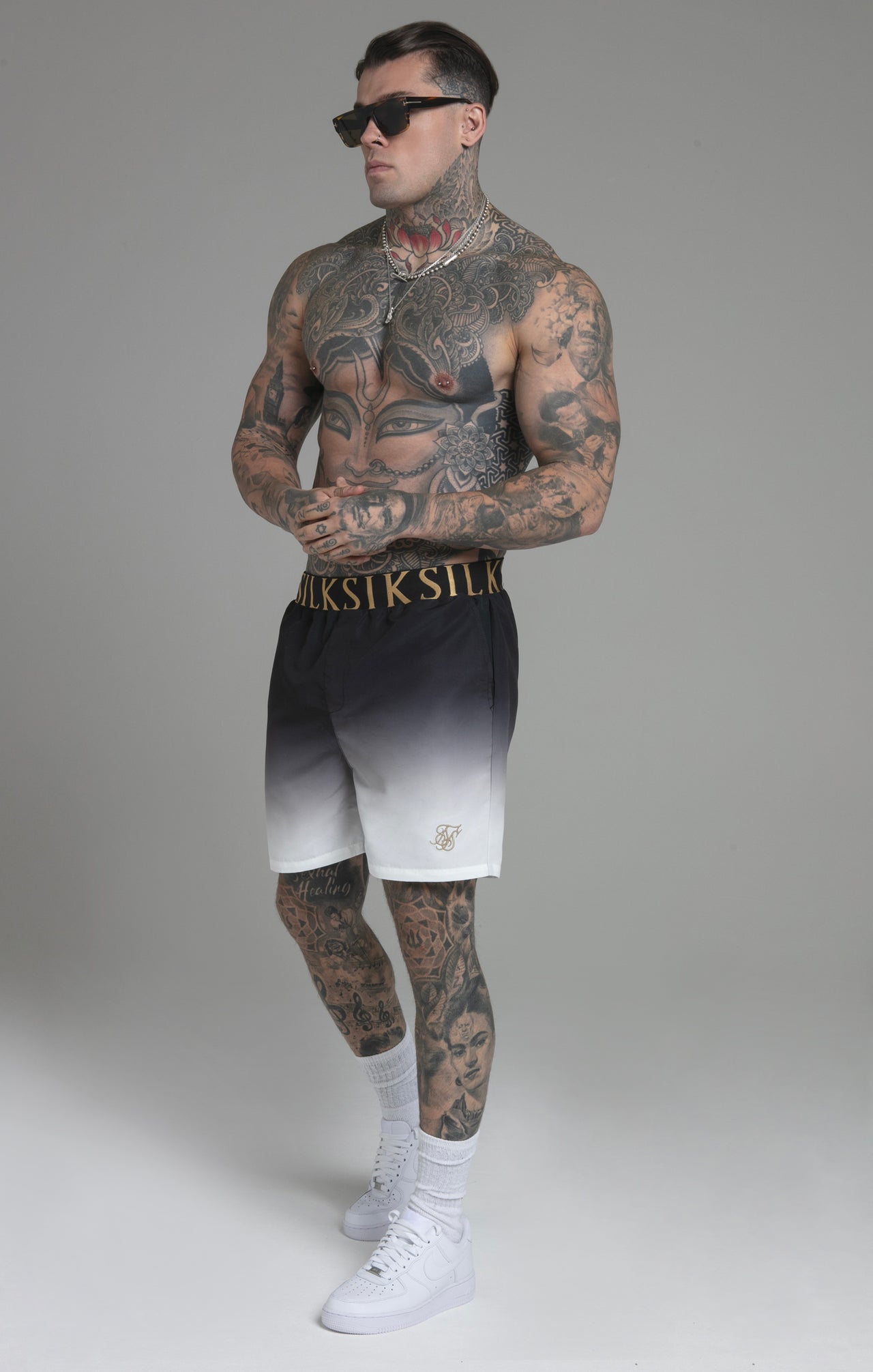 Fade Swim Shorts in Black, White Badehosen SikSilk