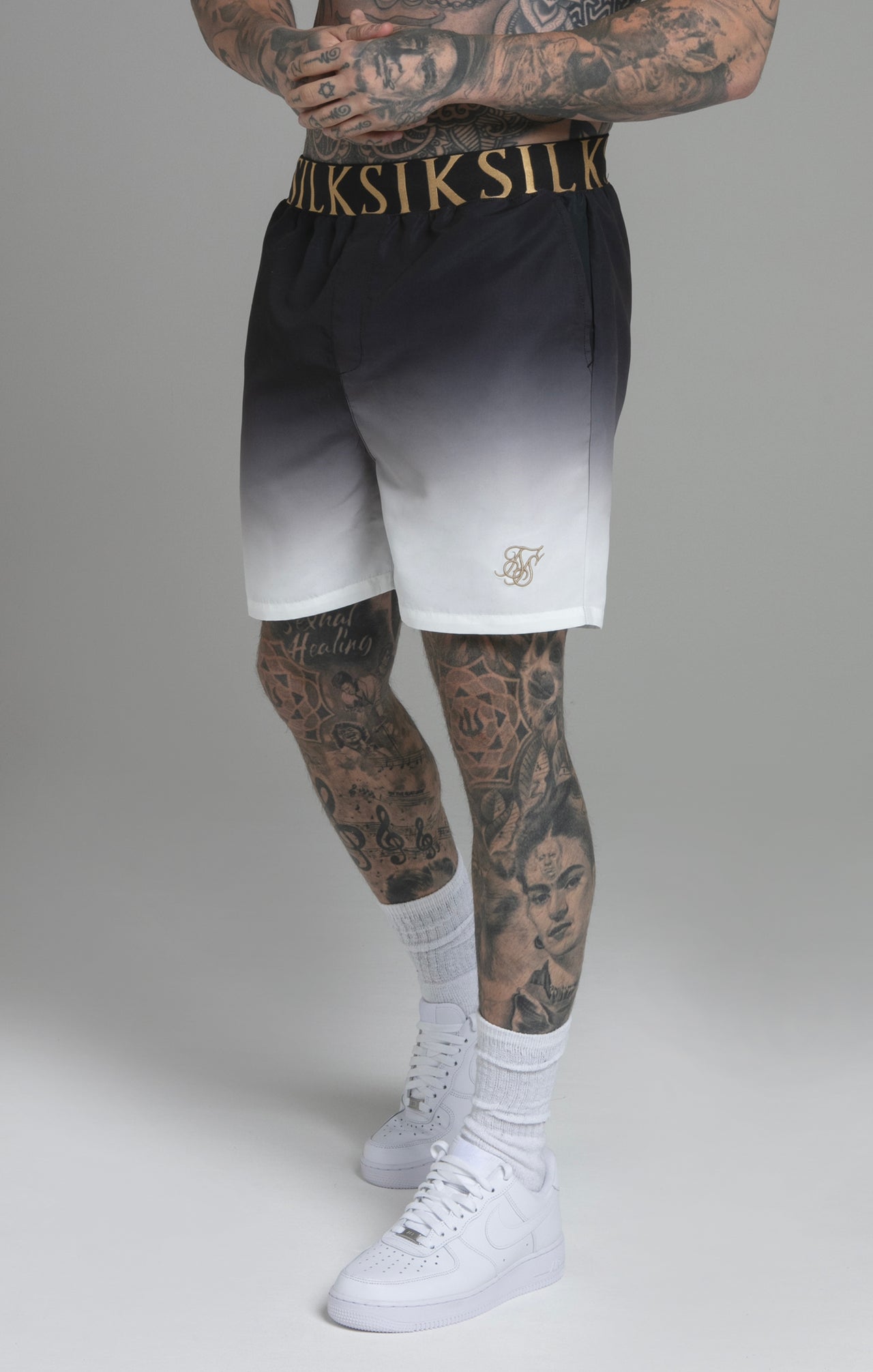 Fade Swim Shorts in Black, White Badehosen SikSilk