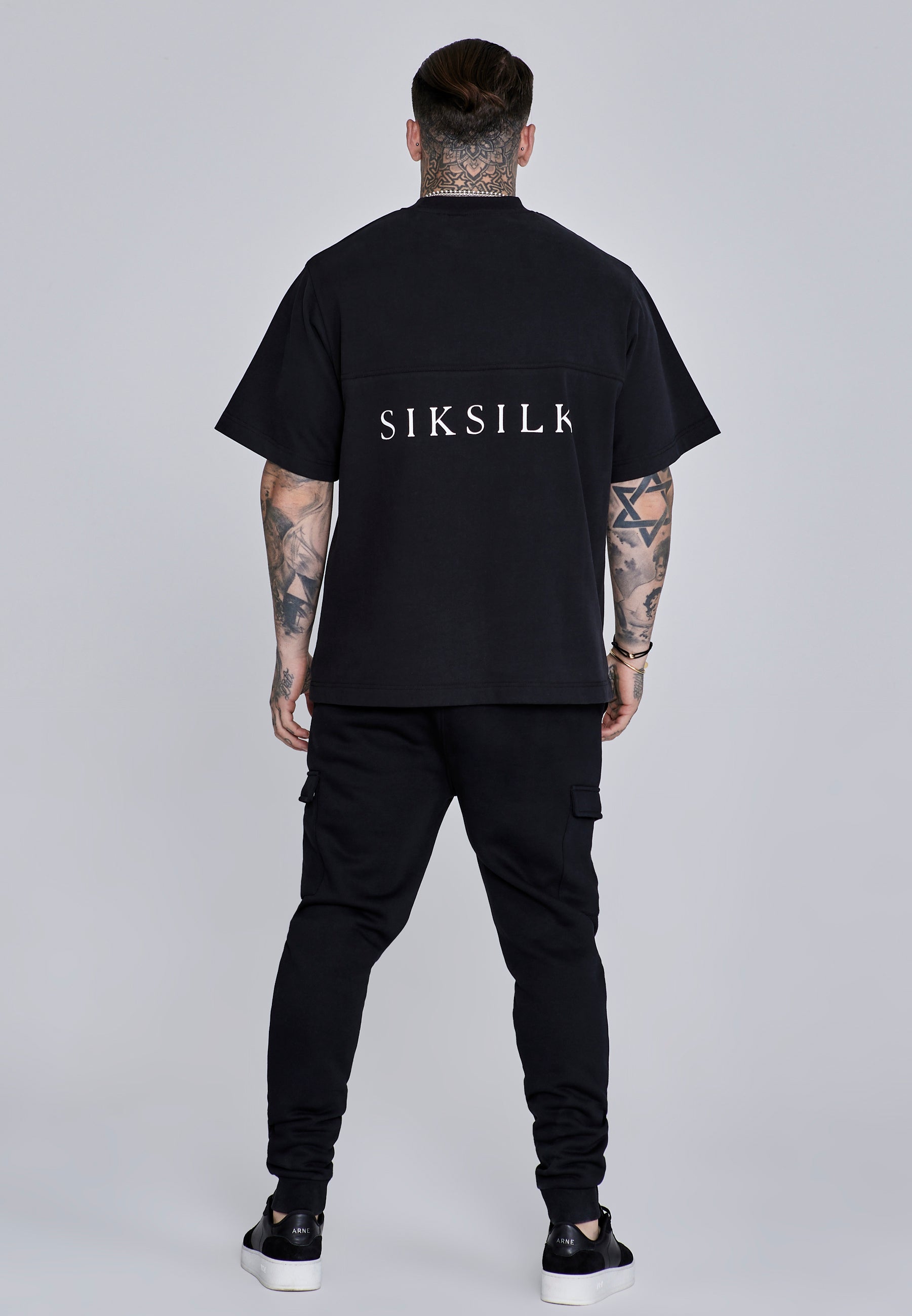 Essentials Cargo Joggers in Black Hosen SikSilk