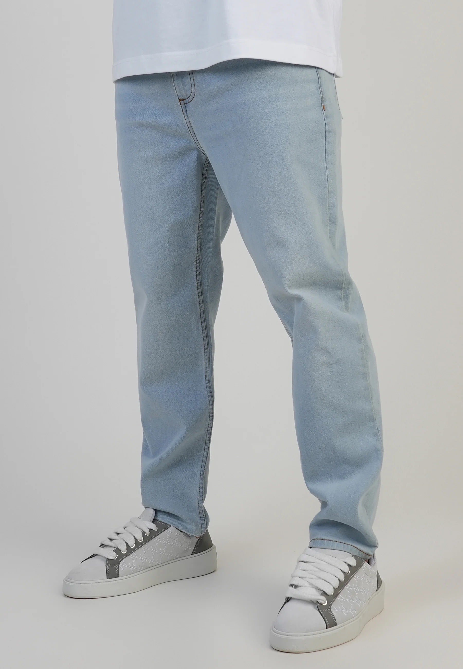 Tapered Fit Jeans in Washed Light Blue