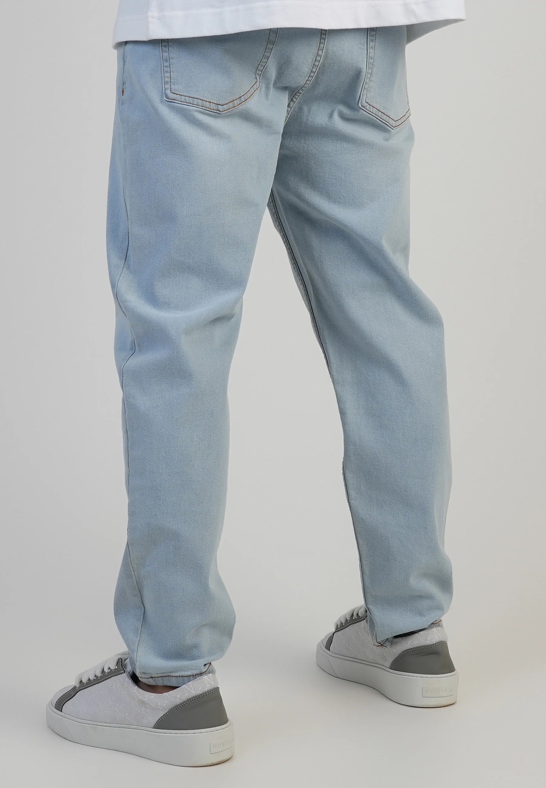 Tapered Fit Jeans in Washed Light Blue