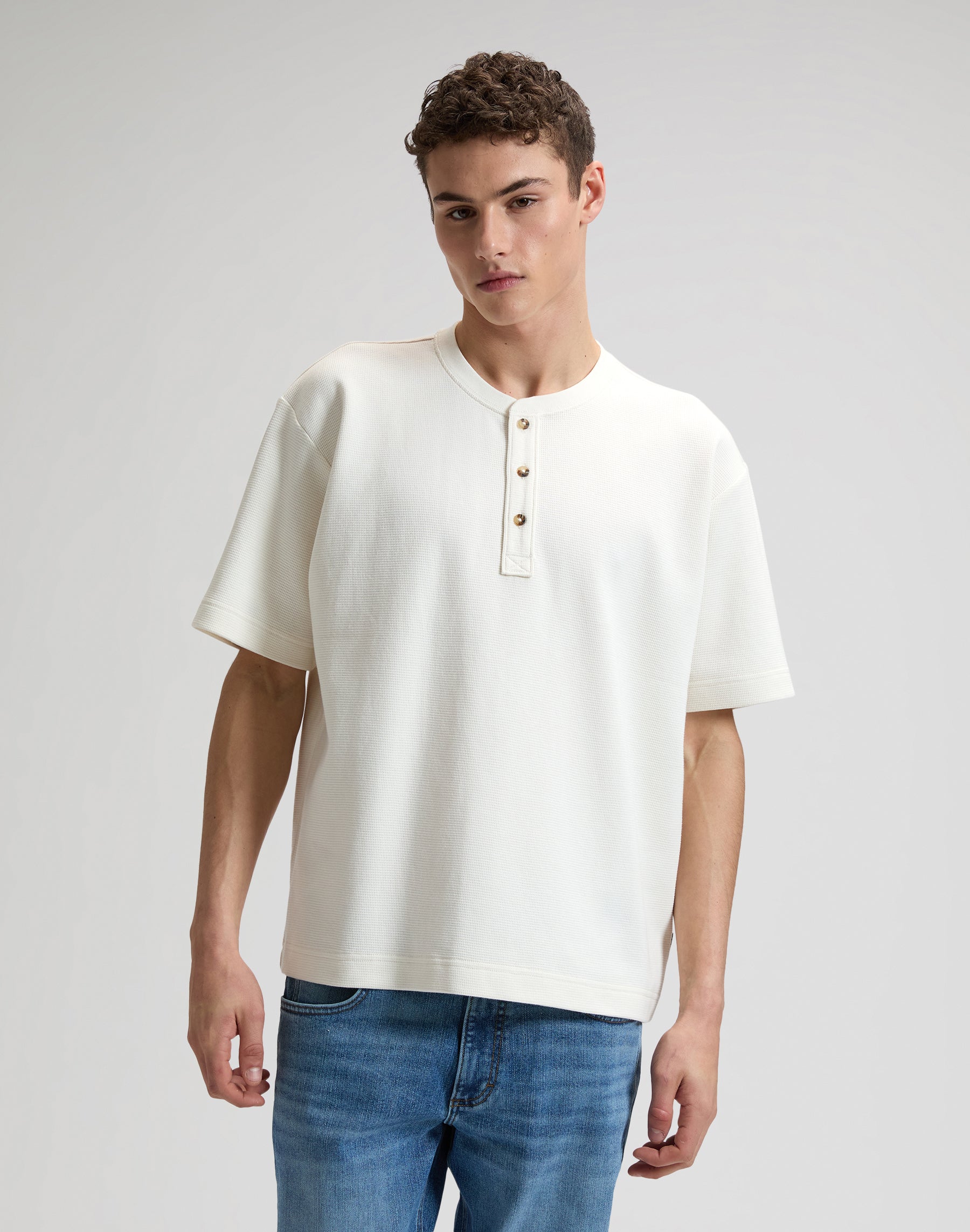 Henley in Natural T-Shirts Lee