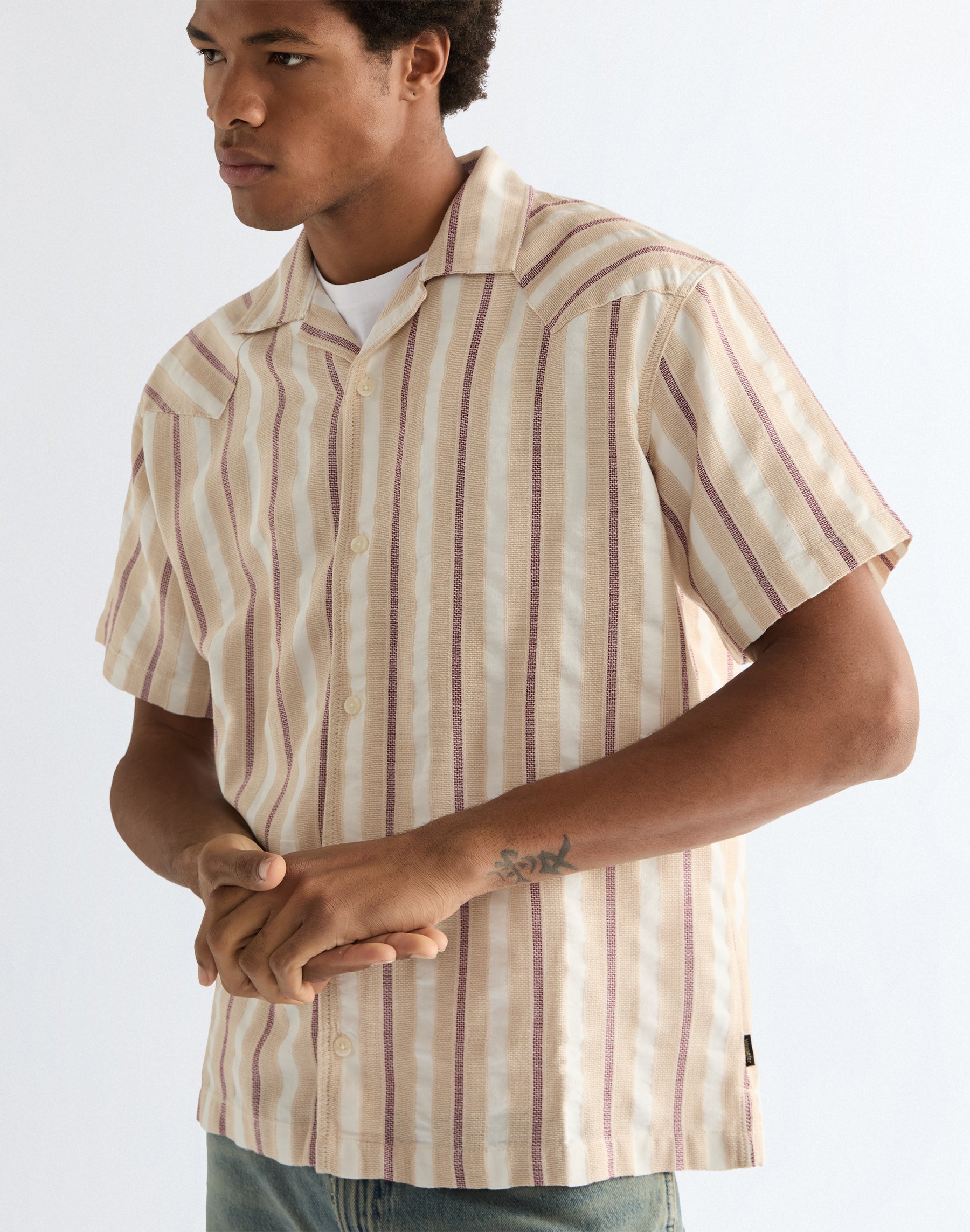 Shortsleeve W Resort Shirt in Tan Ruby Wine Hemden Wrangler