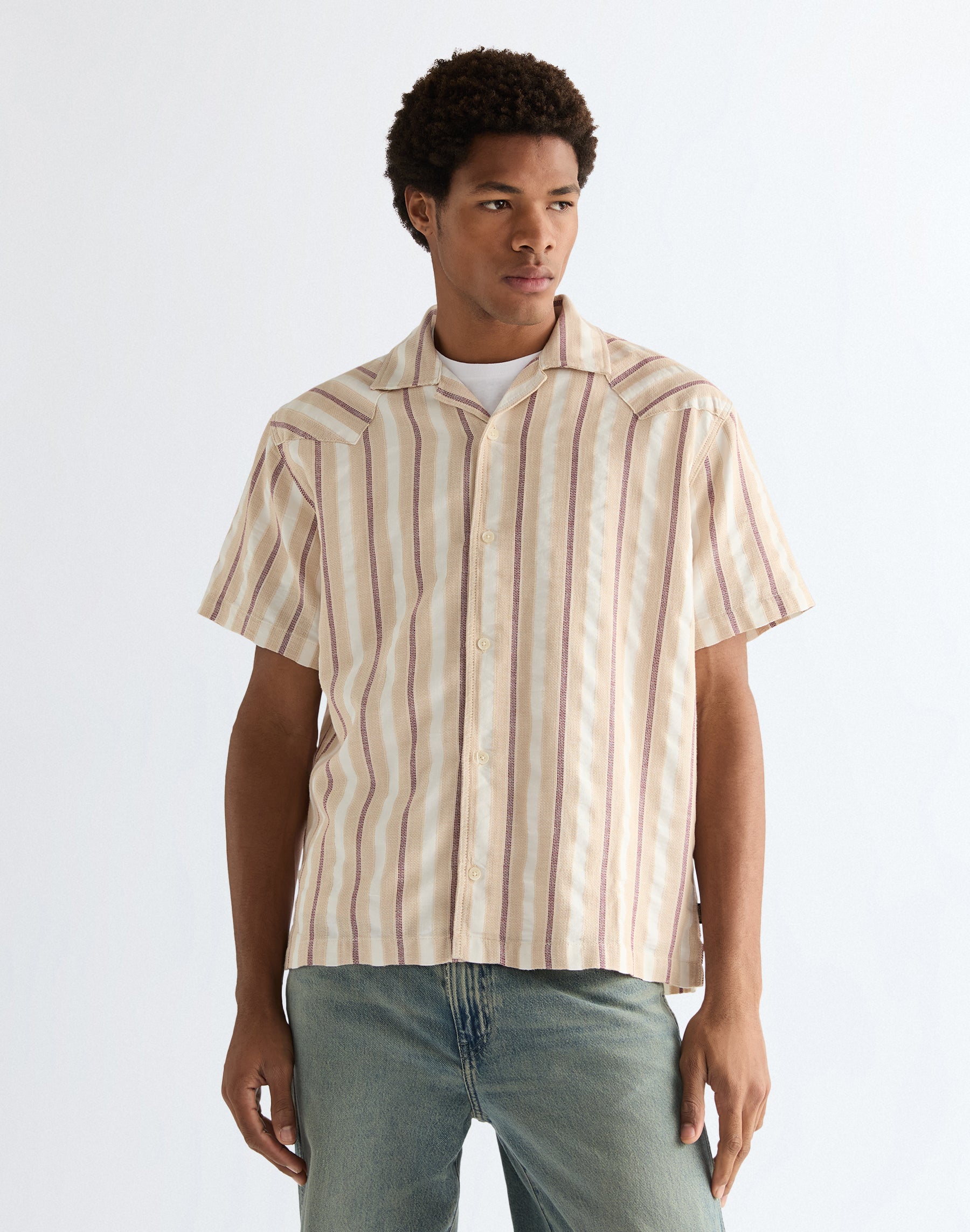Shortsleeve W Resort Shirt in Tan Ruby Wine Hemden Wrangler