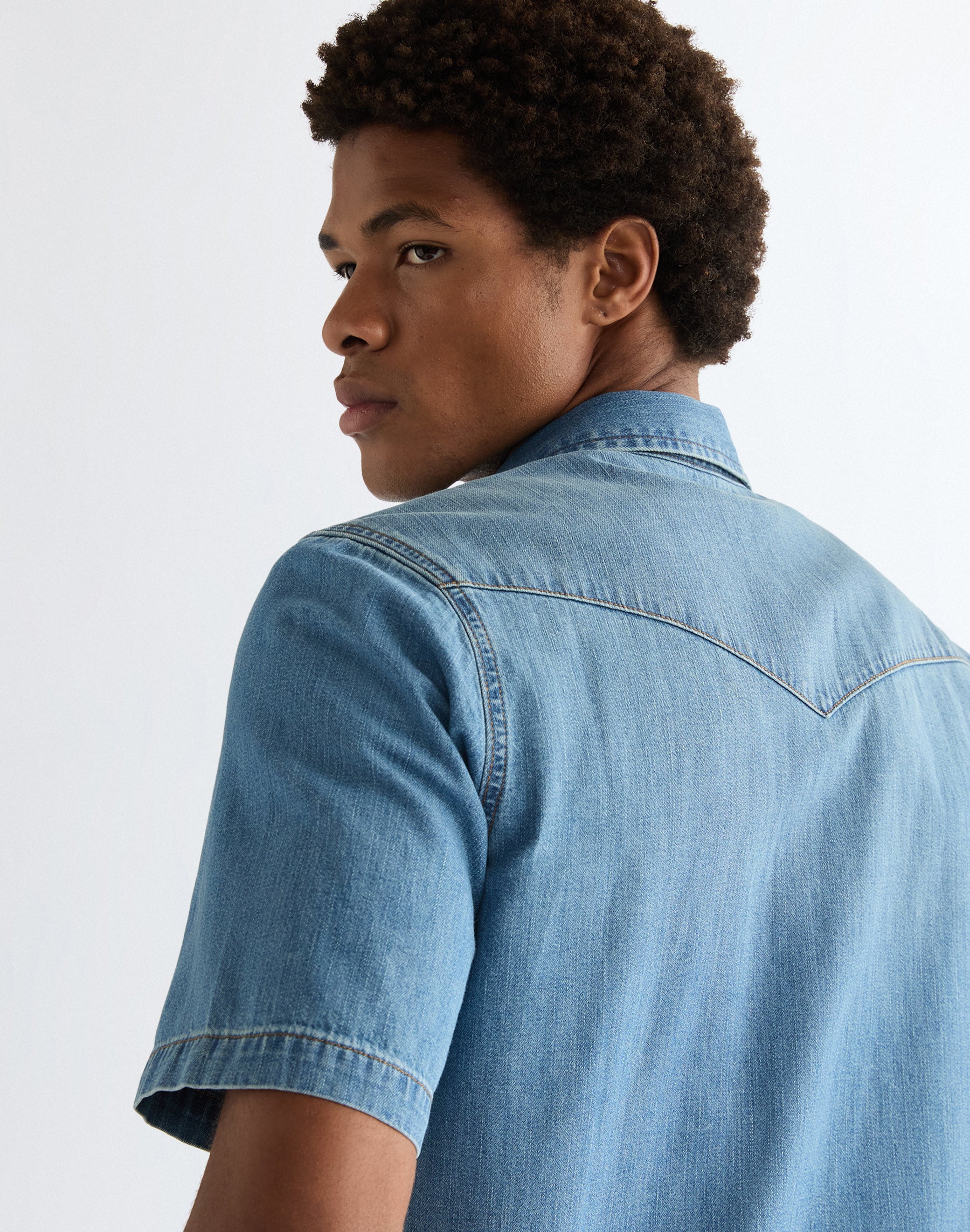 Shortsleeve Western Shirt in Mid Light Wash Hemden Wrangler