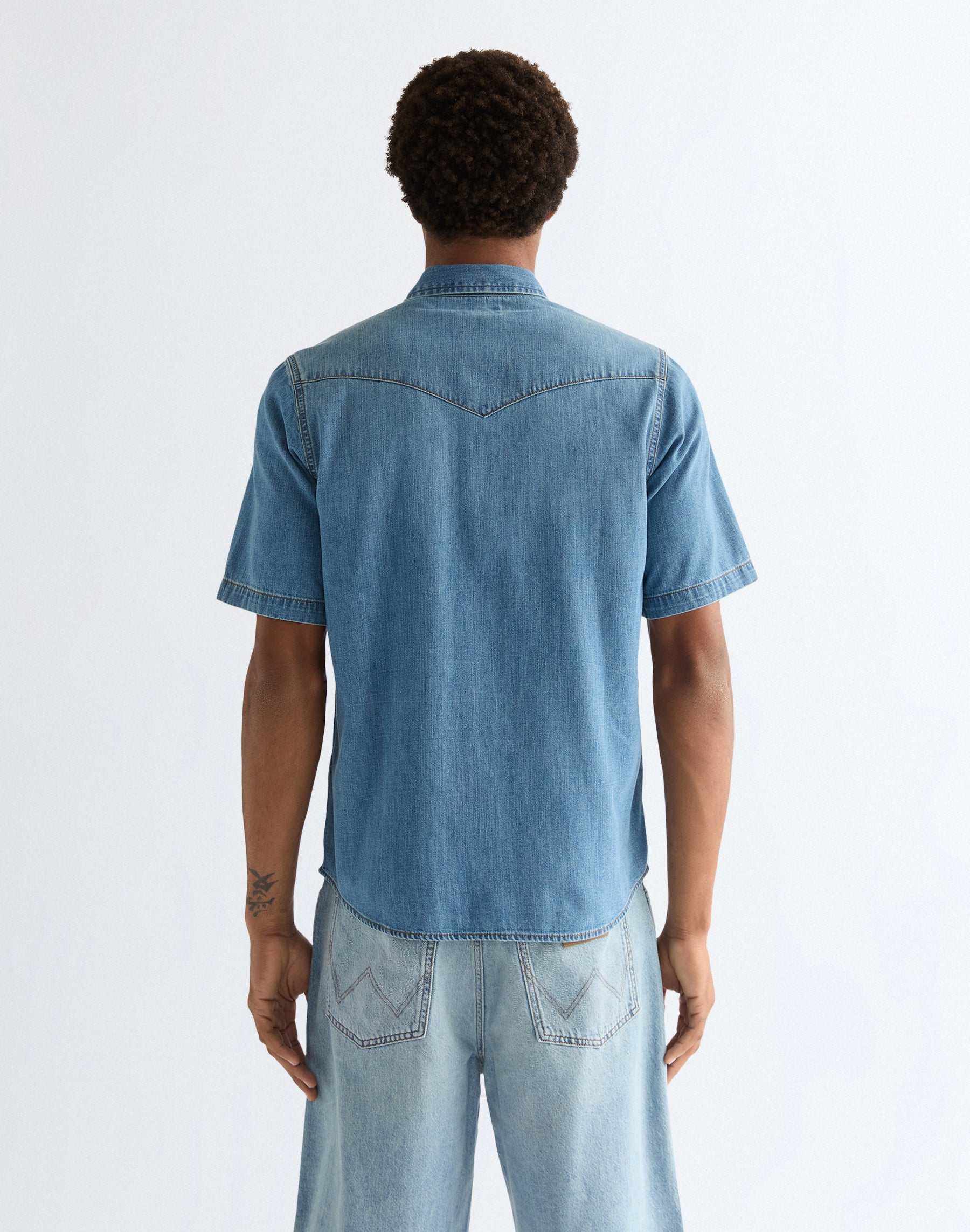 Shortsleeve Western Shirt in Mid Light Wash Hemden Wrangler