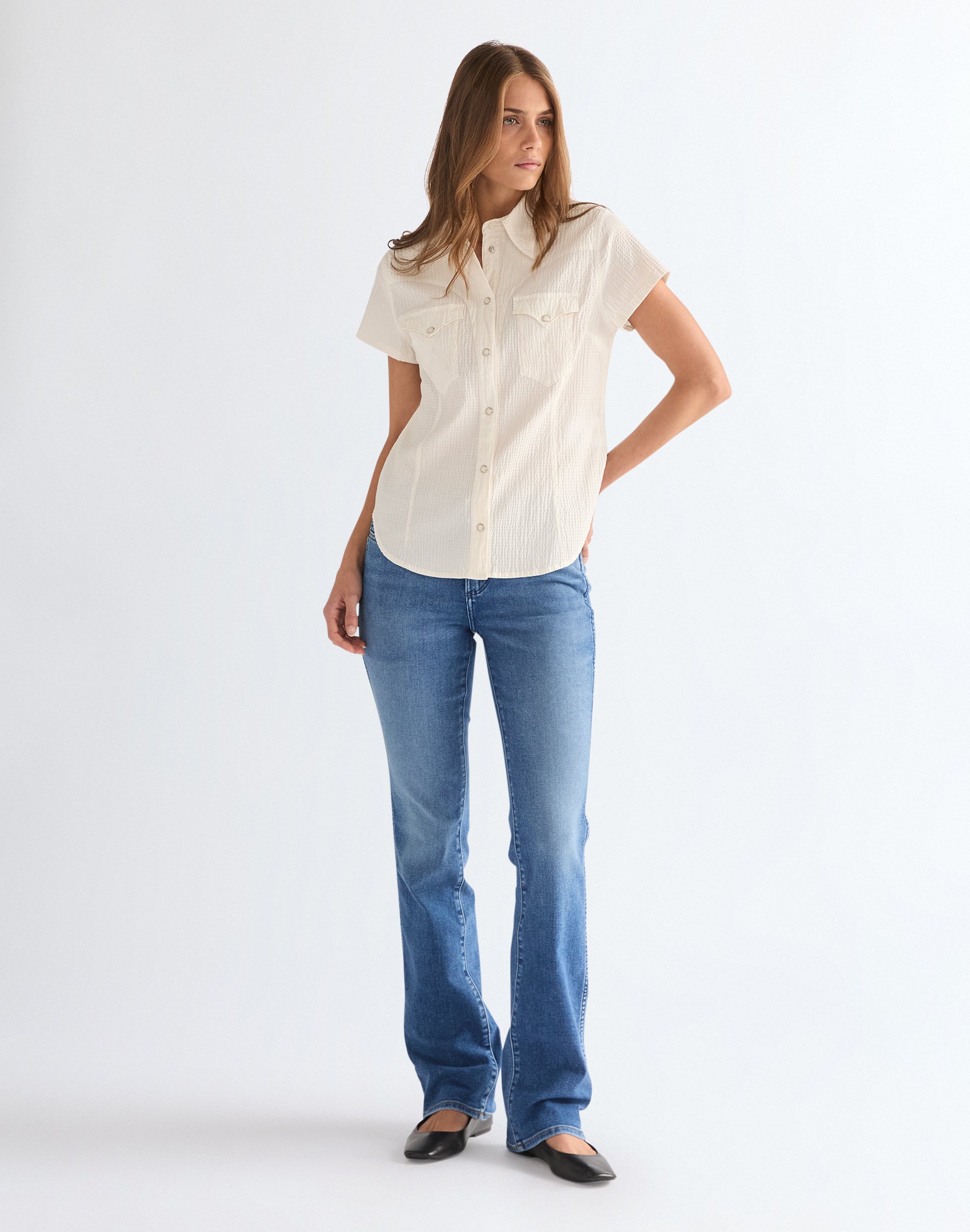 Bootcut in Raven Jeans Wrangler