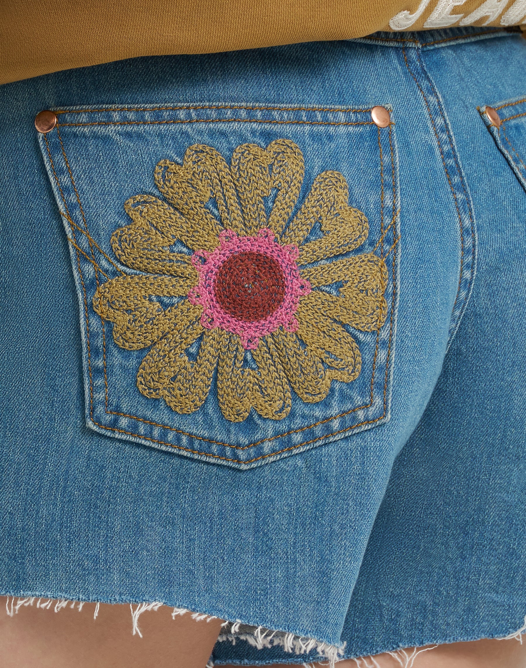 Embroidered Cowboy Short 3 Inch in Denim Jeansshorts Wrangler