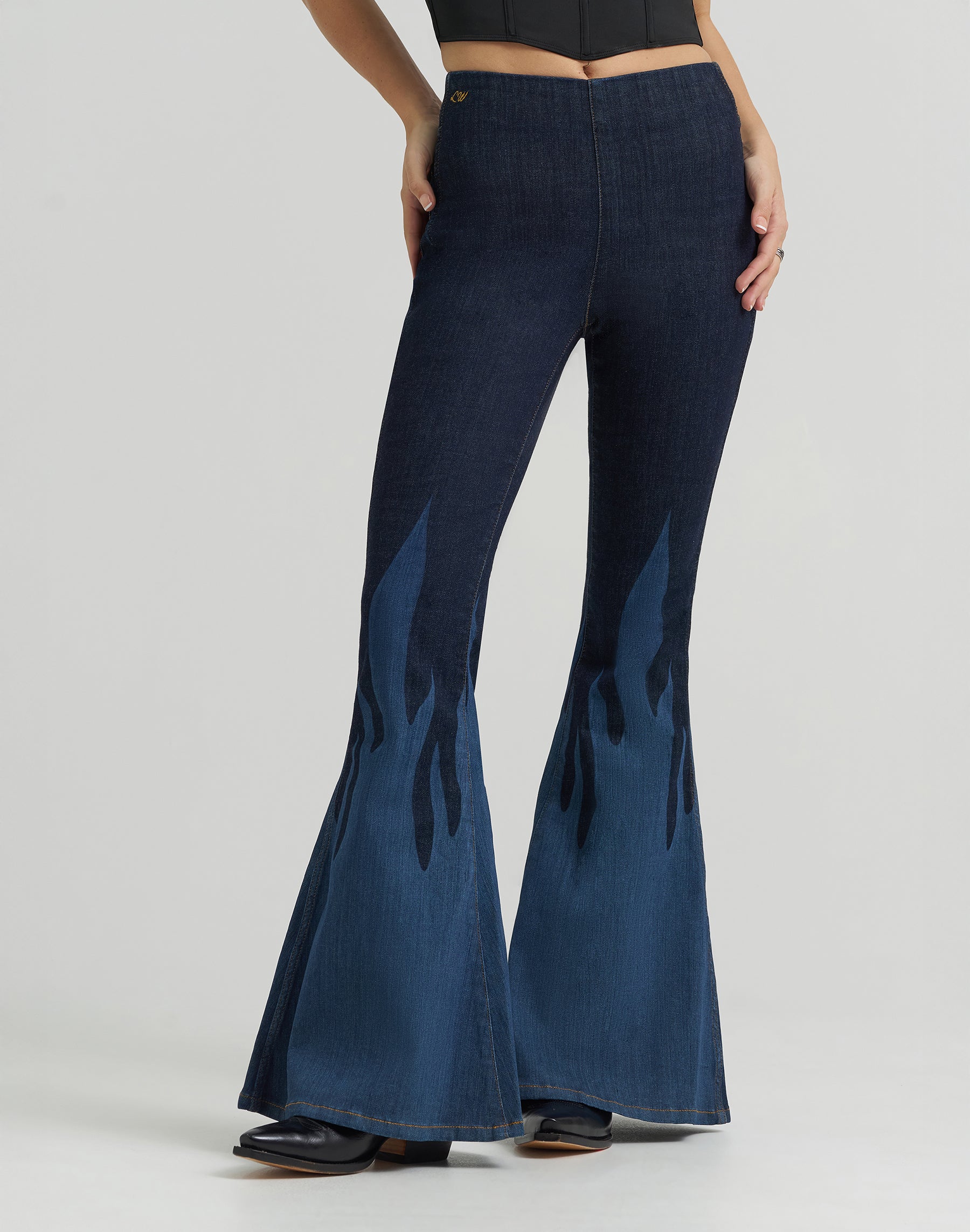 Flame Pull On Flare in Rinse Jeans Wrangler
