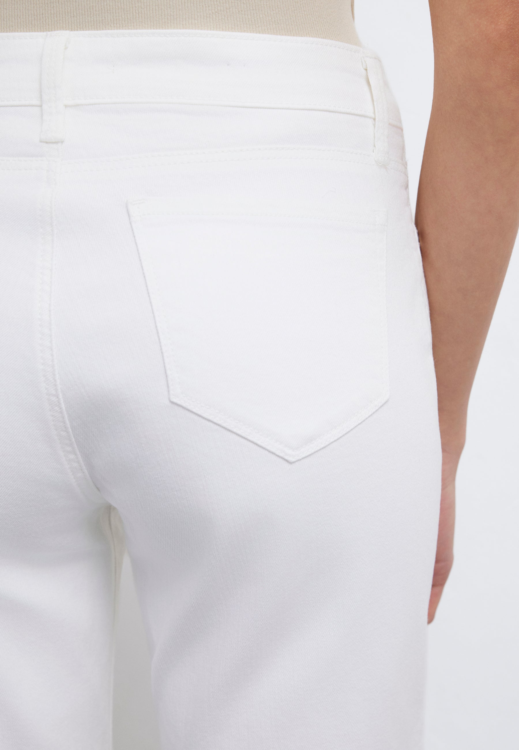 Alexis in White Gold Jeansshorts Mavi